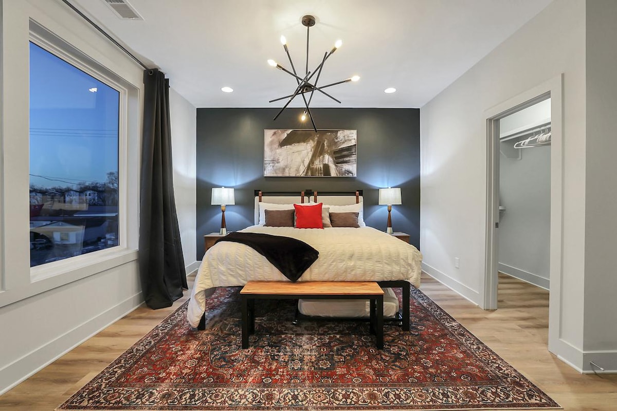 Hlavná spálňa - manželská posteľ s vlastnou kúpeľňou a šatníkom Jack a Jill