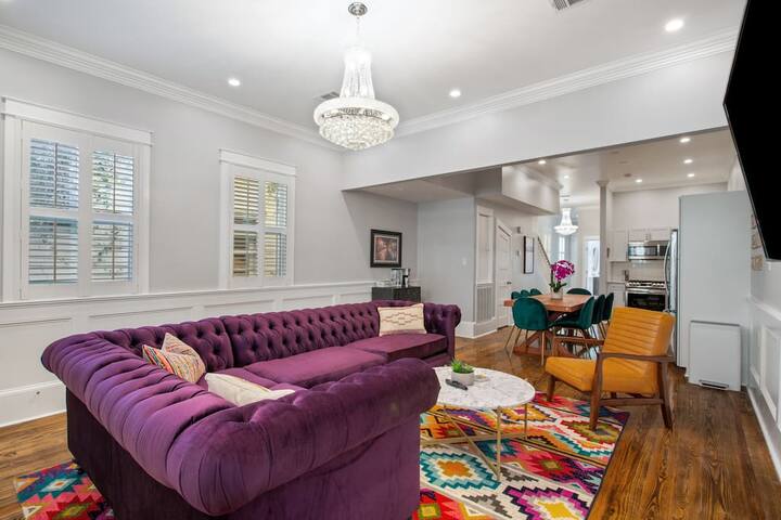 Cheerful & Bright – Blocks to the French Quarter