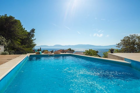 Villa Sun Kissed with Pool