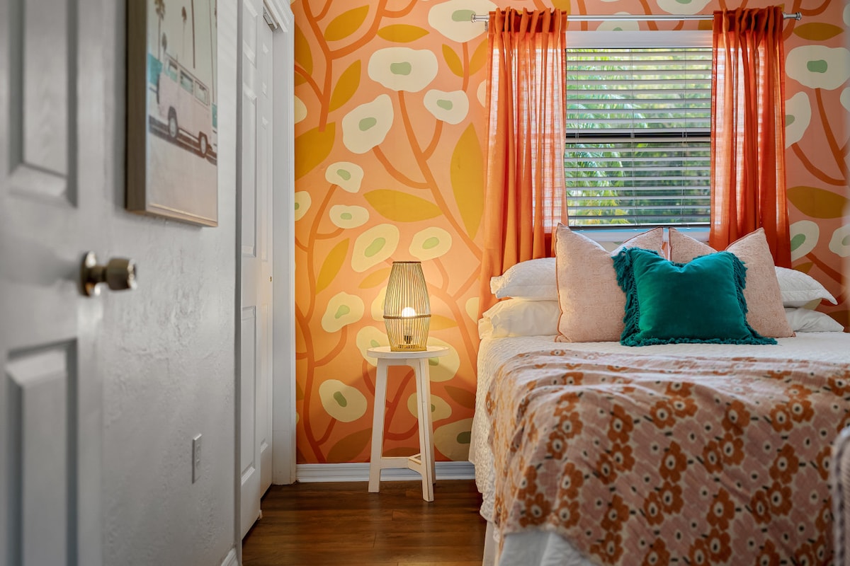 这间宁静的卧室位于佛罗里达州塞米诺尔热带绿洲，可欣赏美景，是您完美的度假胜地