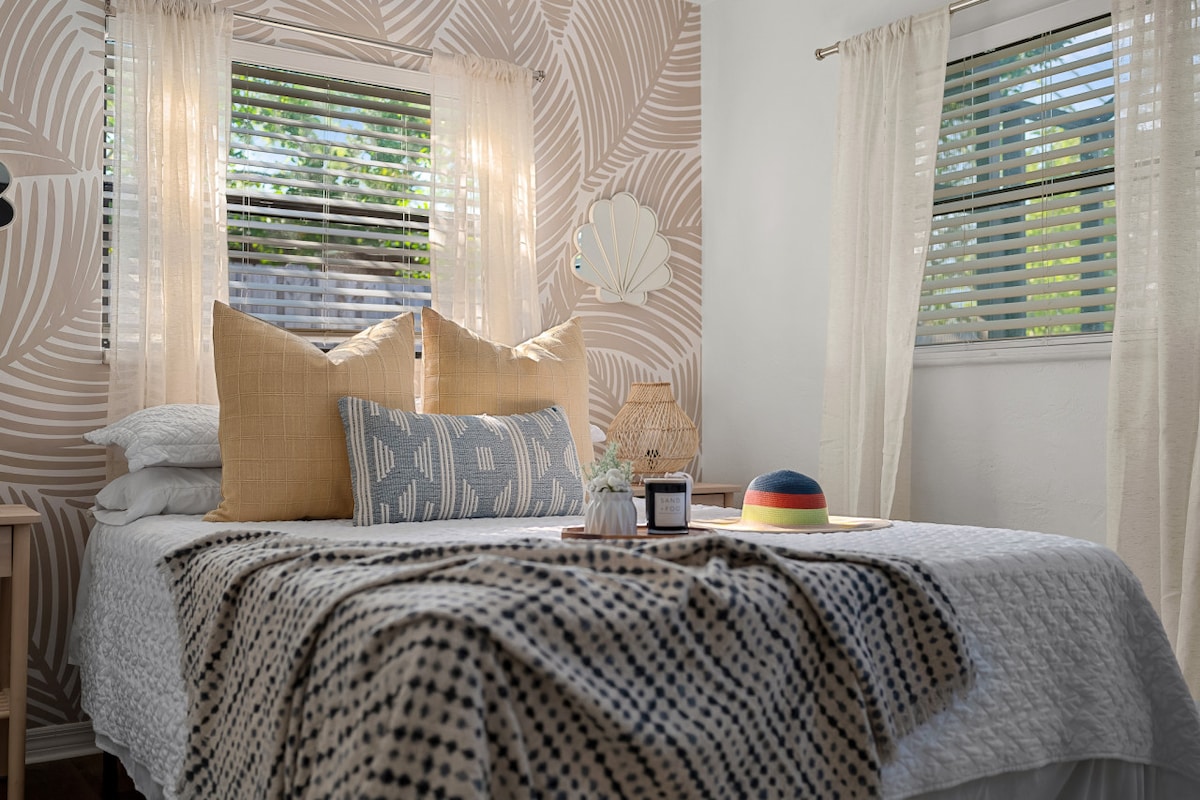 在佛罗里达州塞米诺尔热带绿洲的这间宁静卧室中放松身心 #爱彼迎住宿 #塞米诺尔度假 #热带氛围