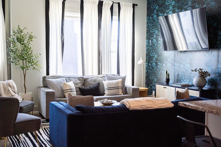 Luxe Nashville Home| Downtown Views + Rooftop gallery image 3