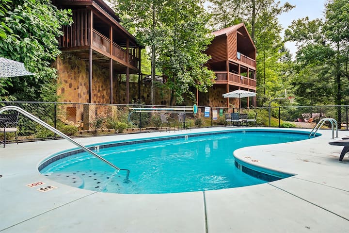 Luxury Cabin In Smoky Mountains W Theater Room Hot Tub Swimming Pool, Discounts - Gatlinburg, TN