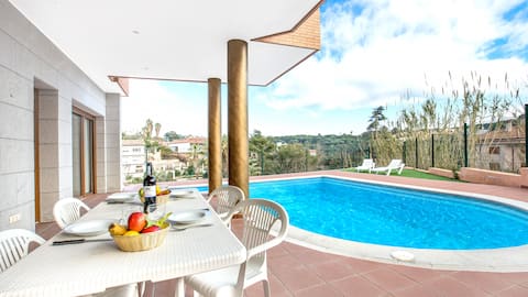 2pau01- Beautiful house for 8 people with private