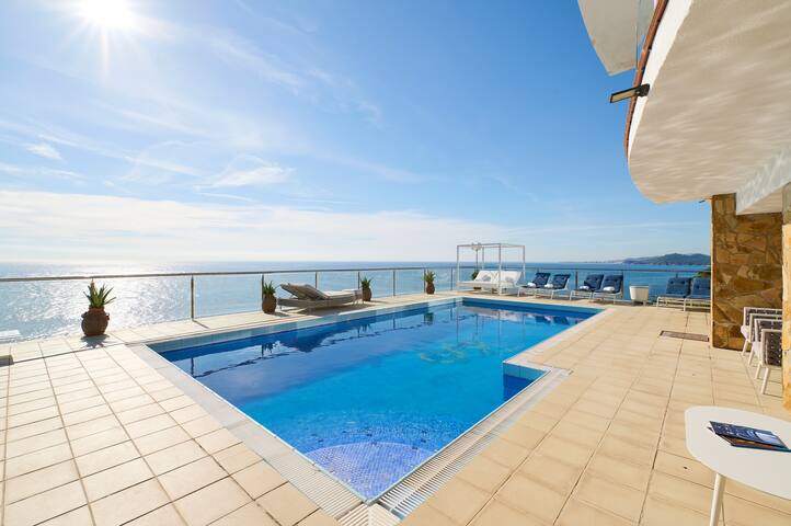 2cany01 – Spectacular luxury house with private ou