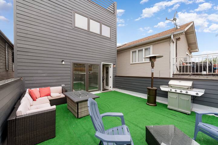 High End New Construction Home w/8 Beds, Parking gallery image 4