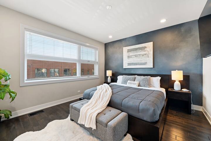 High End New Construction Home w/8 Beds, Parking gallery image 5