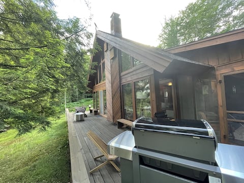 Luxurious Waterfront with Mountain Views