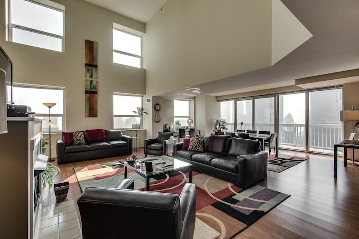 53/54 Mag Mile Penthouse VIEWS, Fireplace, Pool