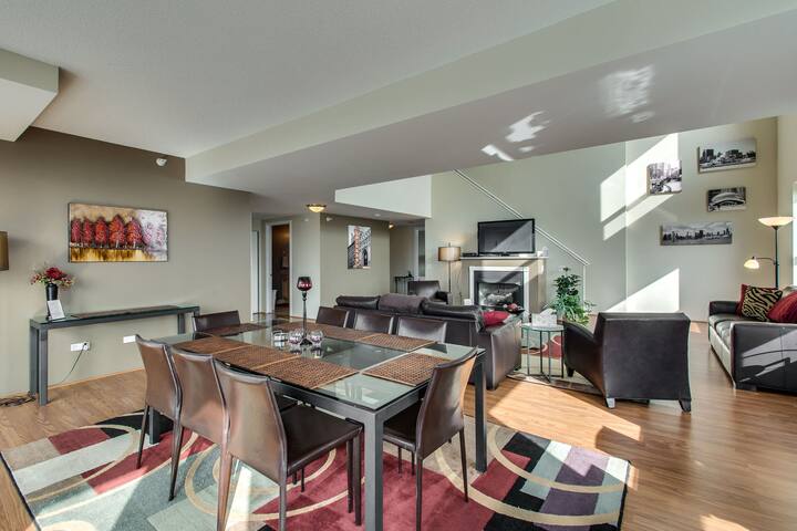 53/54 Mag Mile Penthouse VIEWS, Fireplace, Pool gallery image 5