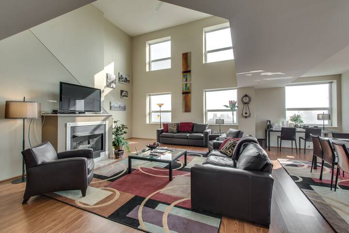 53/54 Mag Mile Penthouse VIEWS, Fireplace, Pool gallery image 2