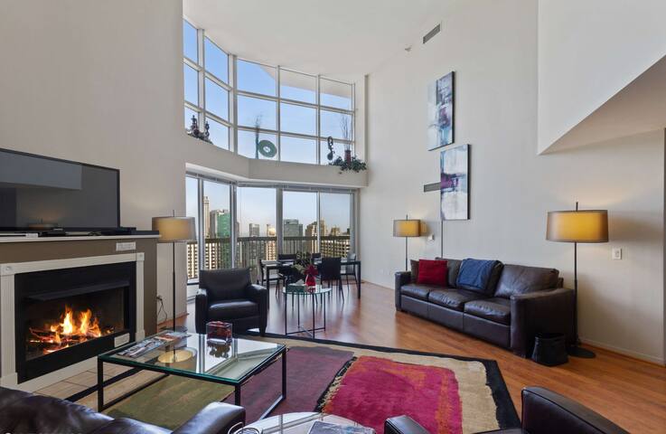 51/52nd Floor Penthouse-VIEWS, Fireplace, Pool gallery image 2