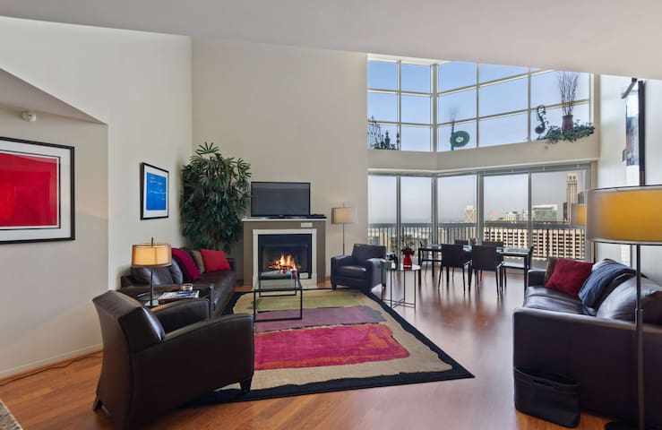 51/52nd Floor Penthouse-VIEWS, Fireplace, Pool