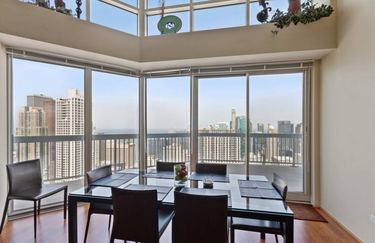 51/52nd Floor Penthouse-VIEWS, Fireplace, Pool gallery image 5