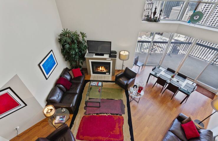 51/52nd Floor Penthouse-VIEWS, Fireplace, Pool gallery image 3