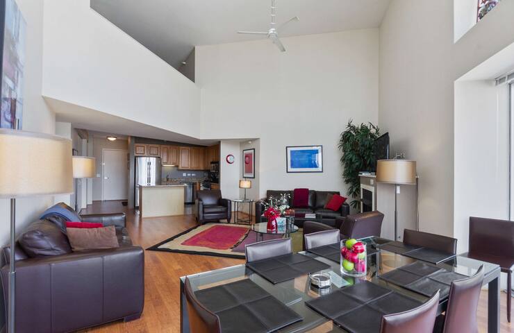 51/52nd Floor Penthouse-VIEWS, Fireplace, Pool gallery image 4