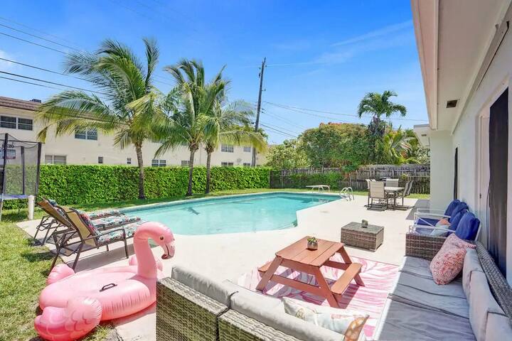 Spacious Villa w/ Heated Pool Trampoline BBQ Games gallery image 2