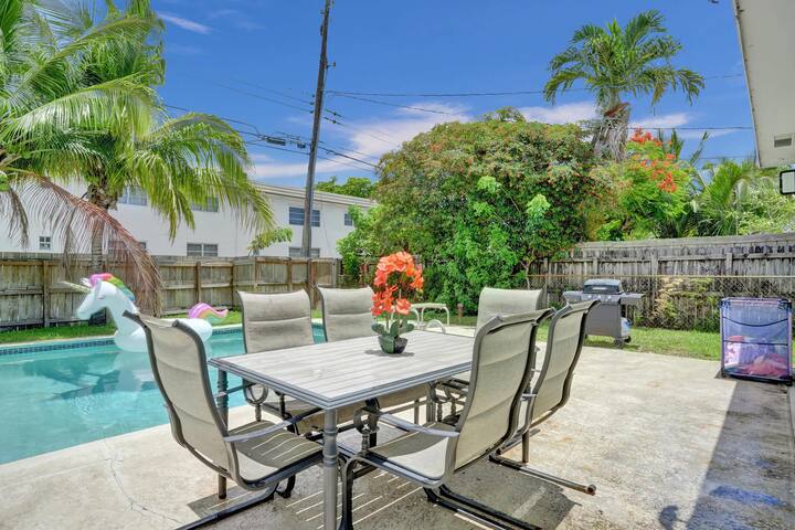 Spacious Villa w/ Heated Pool Trampoline BBQ Games gallery image 5