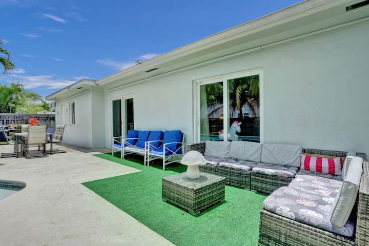 Spacious Villa w/ Heated Pool Trampoline BBQ Games gallery image 3