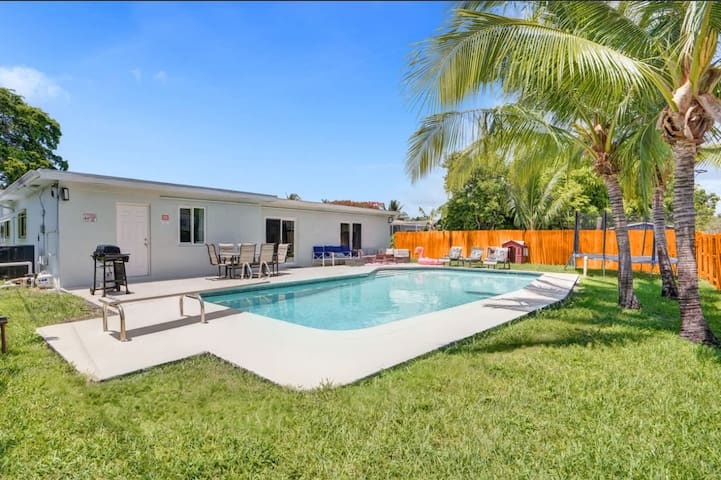 Spacious Villa w/ Heated Pool Trampoline BBQ Games