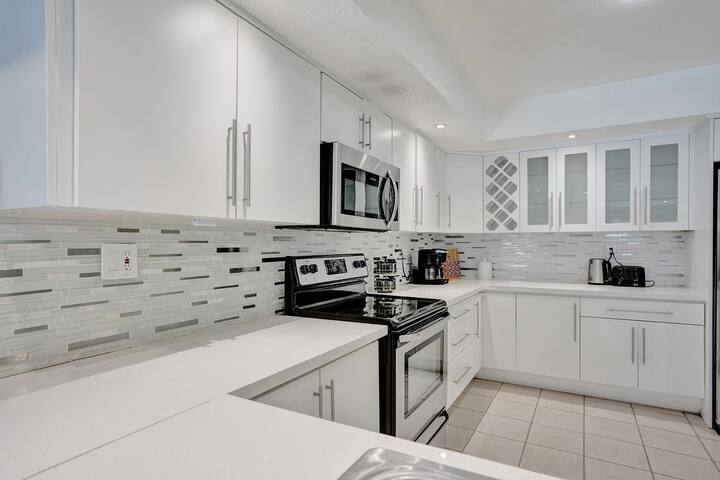 Spacious Villa w/ Heated Pool Trampoline BBQ Games gallery image 4