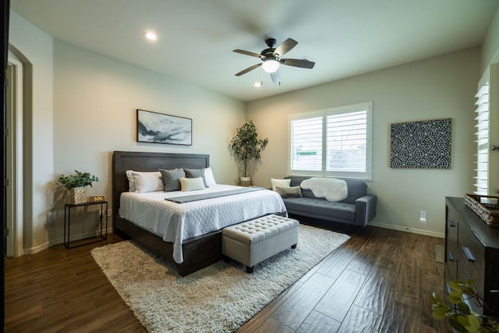 Chumba kikuu cha kulala chenye kitanda cha mapacha