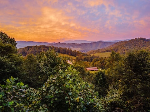 Fall Escape: Leaf Views | Dog Friendly | Hot Tub