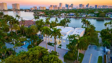 8500sf Intracoastal Mansion/Cinema/Dock/Pool