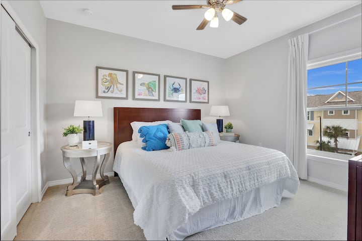 El dormitorio principal grande incluye una cama tamaño king, TV, armario, baño privado y cortinas opacas.