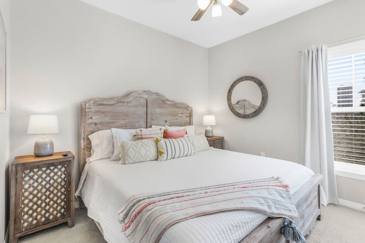 El segundo dormitorio tiene una cama tamaño king, cortinas opacas y TV Roku.