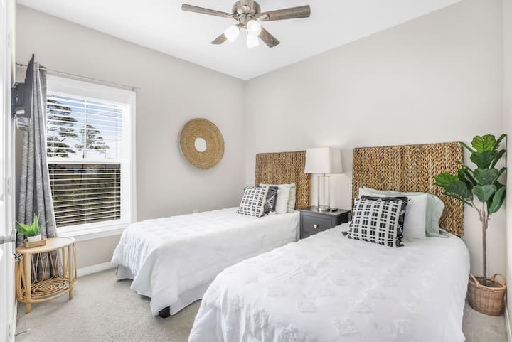 El tercer dormitorio tiene 2 camas individuales, cortinas opacas y un televisor Roku.

Estas dos camas se pueden juntar para formar una tercera cama tamaño king bajo petición.