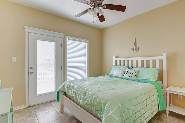Sleep well on the comfortable queen bed in the second bedroom!