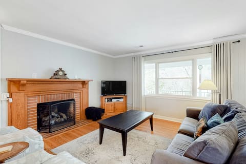 Spacious 5BR Mountainview | Pool | Fireplace