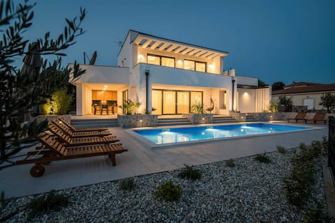 Luxury Villa Stiletta with Pool