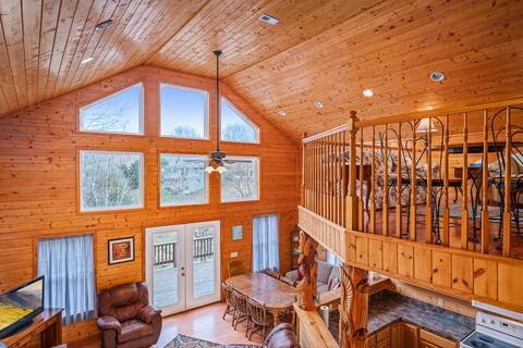 Rustic Lake Cabin with hot tub near three marinas!