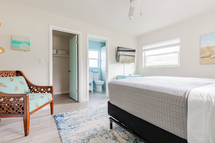 Влезте в спокойно място за отдих - място, където да се отпуснете на луксозно двойно легло. Място, където да седите, да четете или да се мотаете и да гледате телевизия.