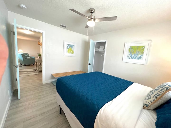 Този луксозен матрак с двойно легло queen size осигурява почивка и релаксация точно до основната стая на къщата.