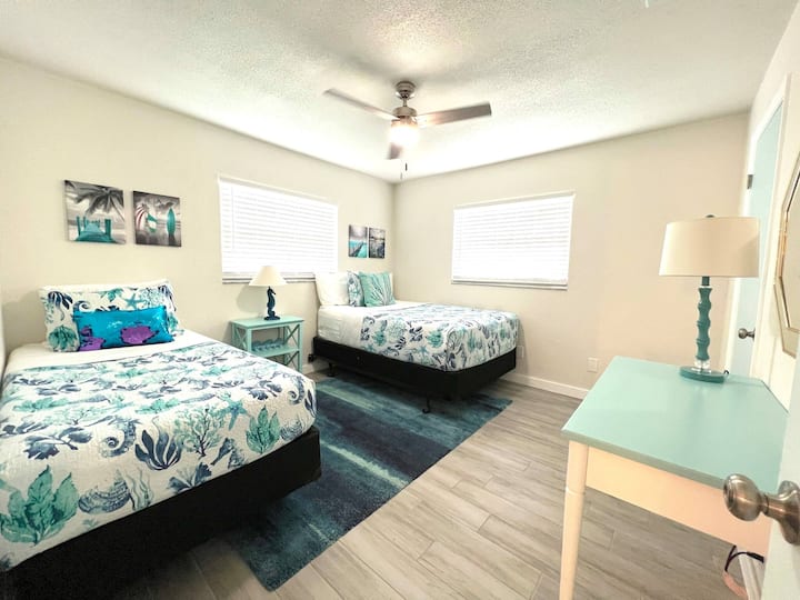 Един матрак в цял размер и един матрак с две единични легла осигуряват спане за трима. В основния килер има и двойно легло. Тези стаи са просторни. В гардероба има допълнителни одеяла и кърпи за всеки гост.