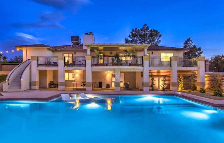 5BR, Amazing Saltwater Pool, Hot Tub, Pool Table