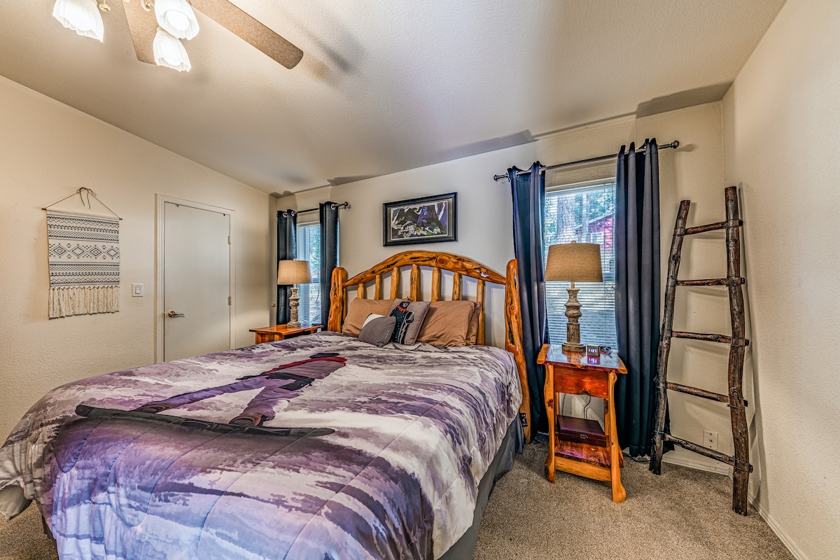 Suite principal con cama tamaño king, bañera de inmersión y baño privado.