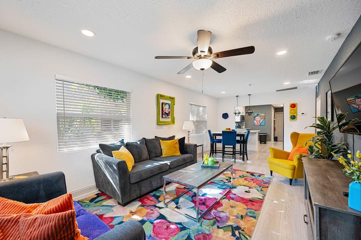 Retro 3 Bed Home, Private Yard, Grill & Fun Extras - Tampa