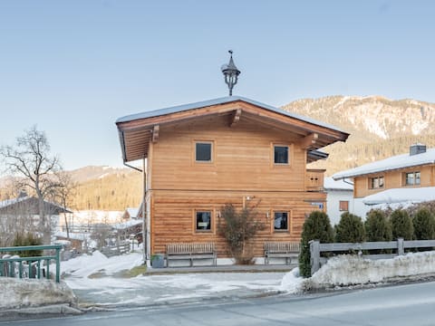 Chalet with ski-in & ski-out location & terrace