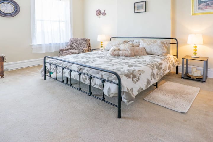 Plongez dans un sommeil réparateur dans cette chambre accueillante. Avec la lumière naturelle, le décor élégant et la literie confortable, vous ne voudrez plus jamais partir. #InspirationVoyage