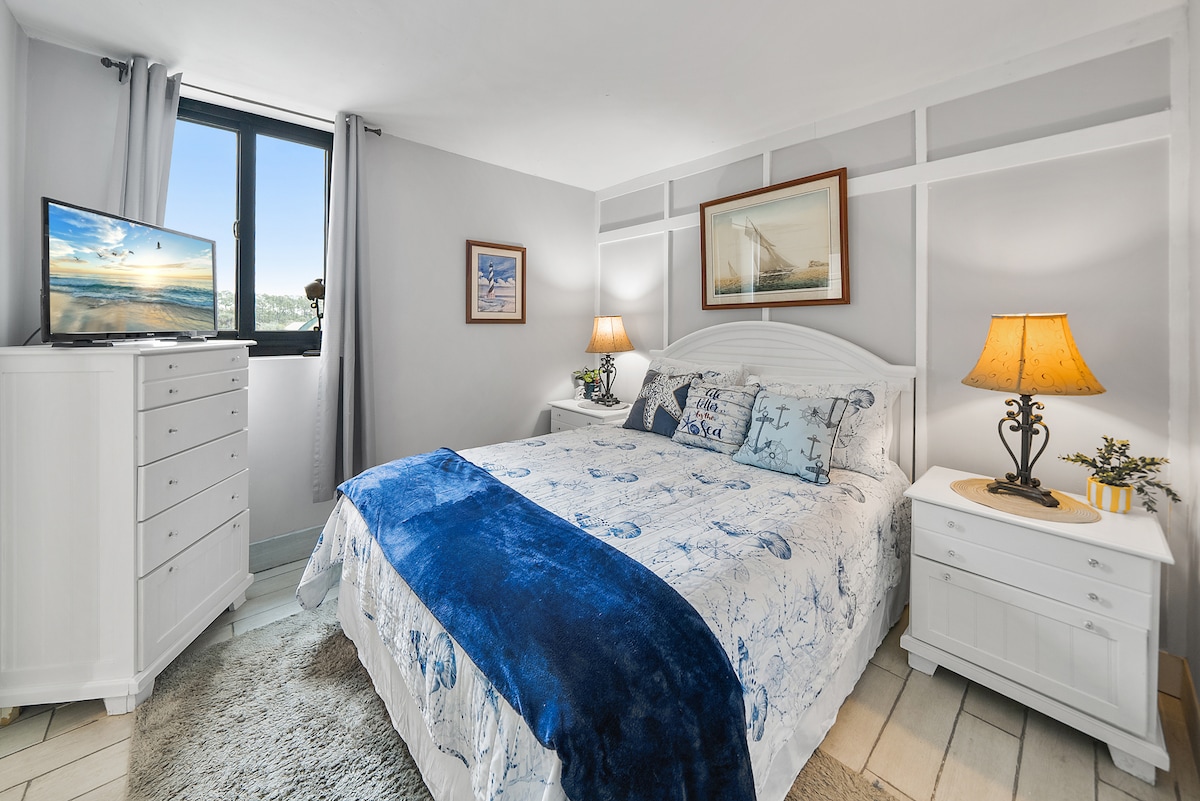 Kitanda cha ukubwa wa malkia kilicho na mapambo ya mapambo.