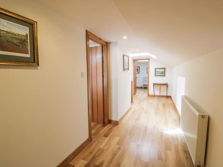 القاعة العلوية مع غرفتي نوم 1 و 2 