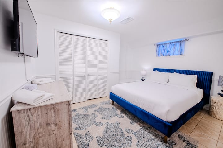 ห้องนอนควีนไซส์ชั้นล่าง 