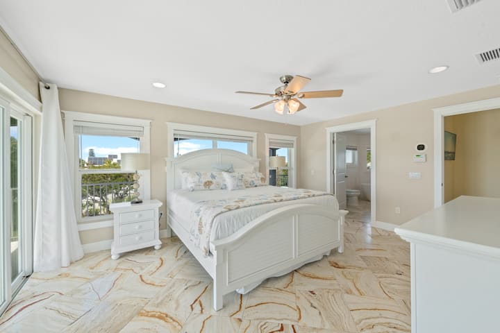 Dhoma kryesore e gjumit, kati i 3-të - Krevat dopio "king" dhe hyrje në pjesën e sipërme të çatisë