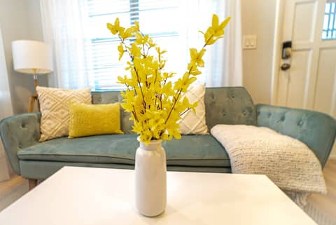 Top Airbnb: Chic & Stylish Central location in Carver City/Lincoln Gardens