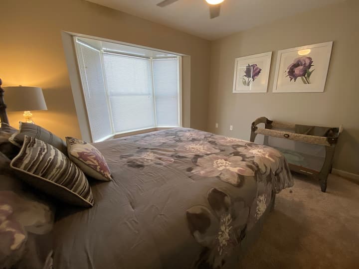 双人床客房，配备Pack-n-play