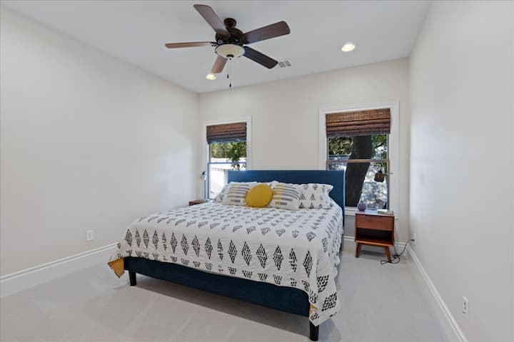 O quarto #4 parece estar sentado em uma casa na árvore com grande cama king size.